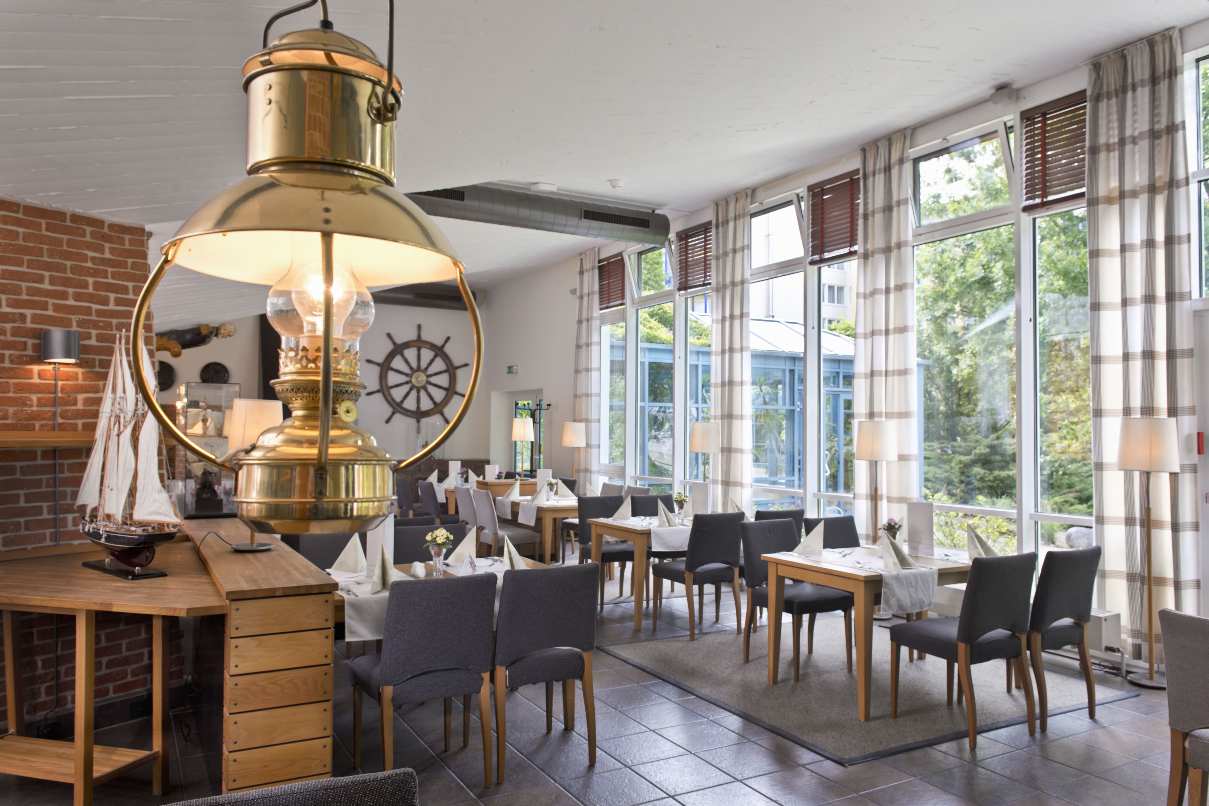 4 restaurants, breakfast served