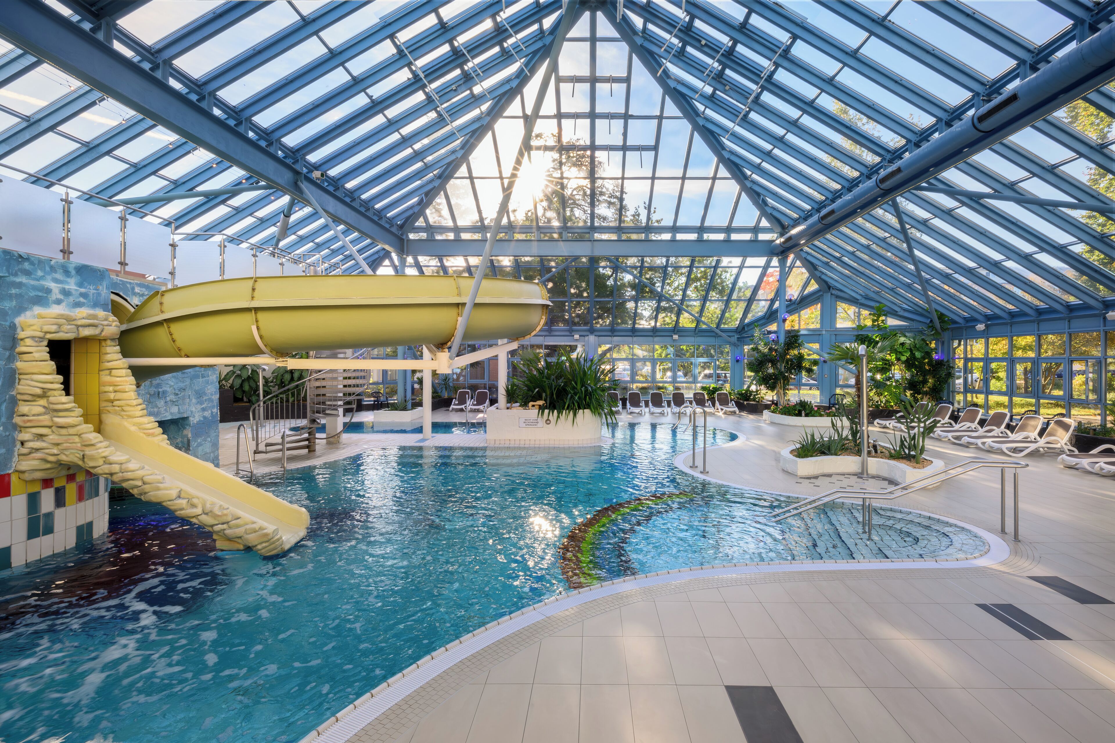 Piscine couverte, chaises longues