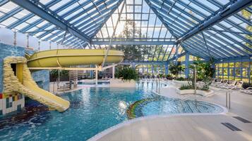 Piscine couverte, chaises longues