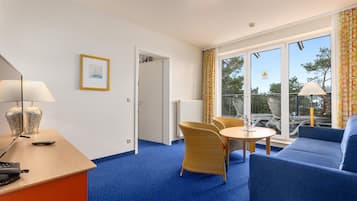 Superior suite | Woonruimte | Een 32-inch ledtelevisie met kabelzenders en televisie