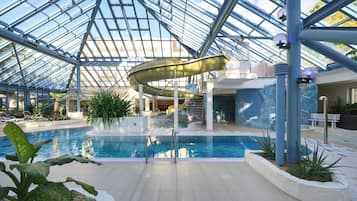 Indoor pool, sun loungers
