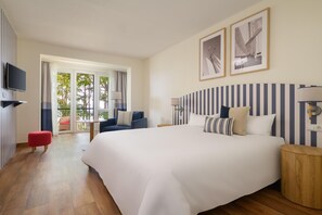 Apartamento económico | Ropa de cama hipoalergénica, escritorio, sistema de insonorización