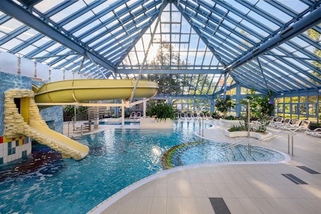 Indoor pool, sun loungers