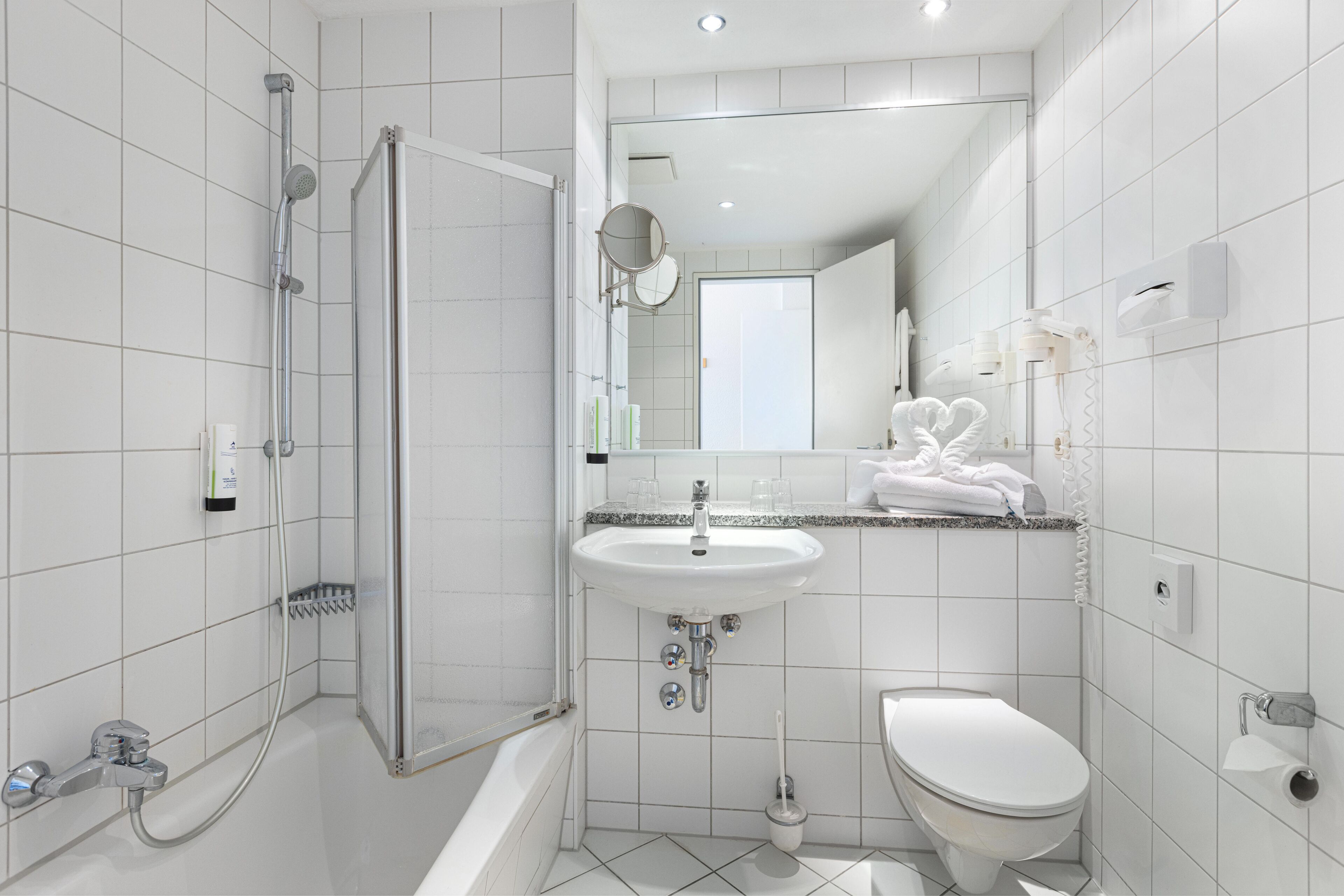 Superior suite | Badkamer | Een douche, een haardroger, handdoeken
