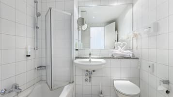 Superior suite | Badkamer | Een douche, een haardroger, handdoeken