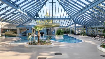 Indoor pool, sun loungers