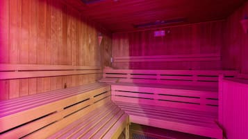Un sauna avec des bancs en bois et un plafond en pente.