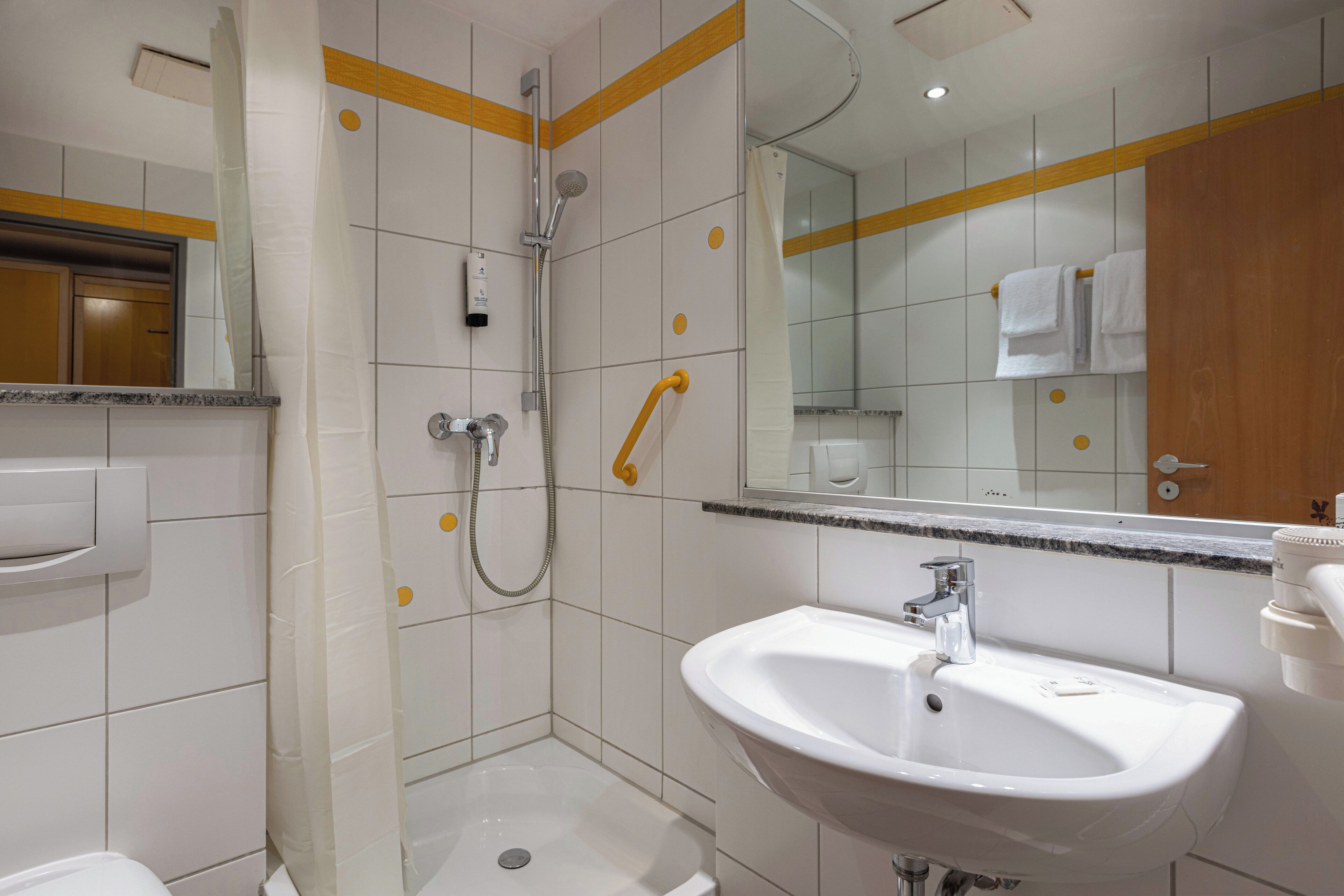 one-room apartment, vitamar building | bathroom | towels