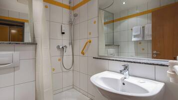 Ein modernes Badezimmer mit Dusche, Waschbecken und Toilette.