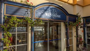2 restaurants, serveren ontbijt, lunch, diner, Italiaanse gerechten