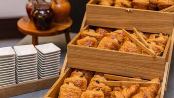 Daily buffet breakfast for a fee