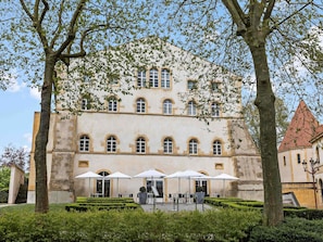 A historic building with a symmetrical facade, large windows, and a central entrance. - La Citadelle Hotel Metz - MGallery Collection (Metz)