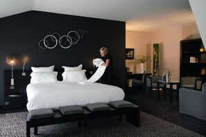 Ropa de cama de alta calidad, camas con pillow-top y minibar 