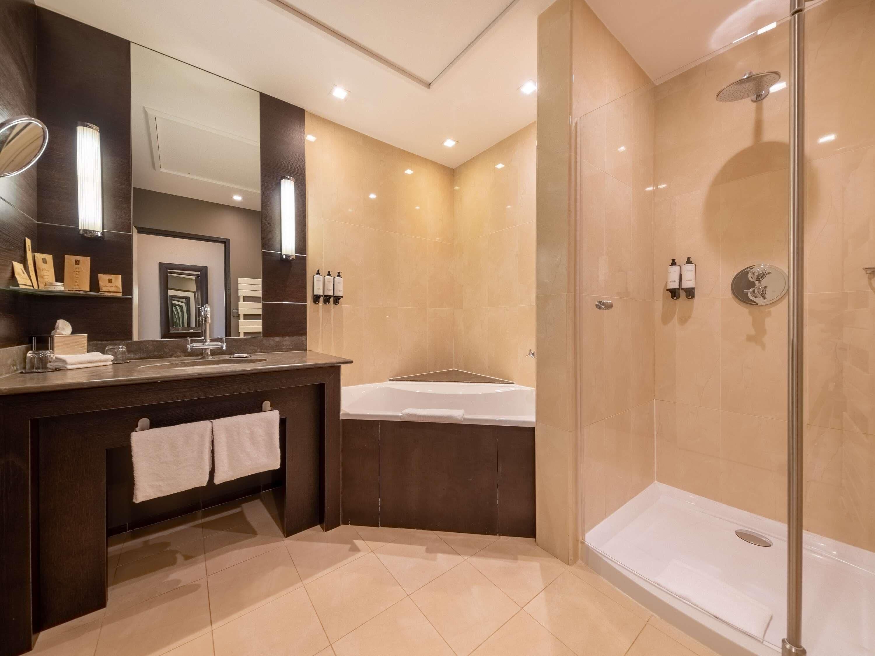 deluxe twin room, 1 double or 2 single beds | premium bedding, pillow-top beds, minibar, in-room safe