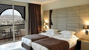 غرفة مزدوجة | ميني بار وخزنة داخل الغرفة ومكتب وستائر تعتيم