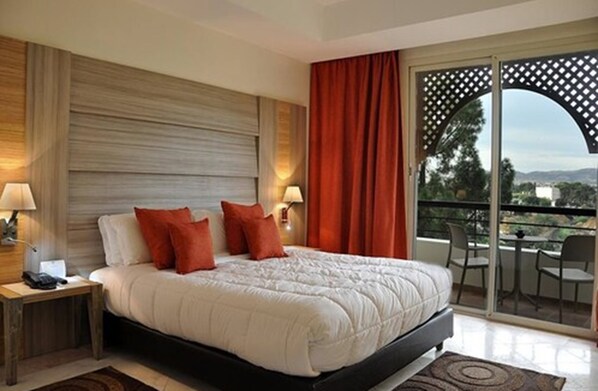 Minibar, Zimmersafe, Schreibtisch, Verdunkelungsvorhänge