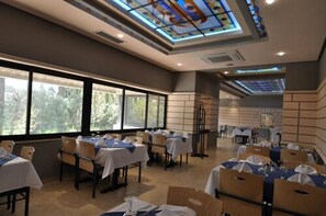 2 restaurants; lunch and dinner served  - Wassim Hotel (Fes)