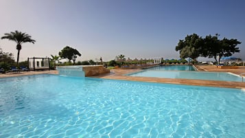 3 piscine all'aperto, ombrelloni da piscina, lettini