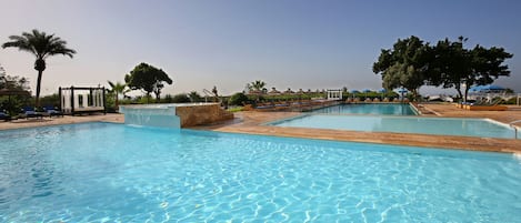 3 piscines extérieures, parasols de plage, chaises longues