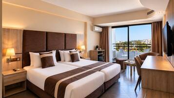 Comfort Double Room, 1 Bedroom | Peti besi dalam bilik, langsir/tirai gelap terus, kalis bunyi