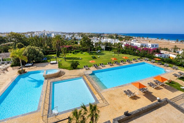 3 piscines extérieures, parasols de plage, chaises longues