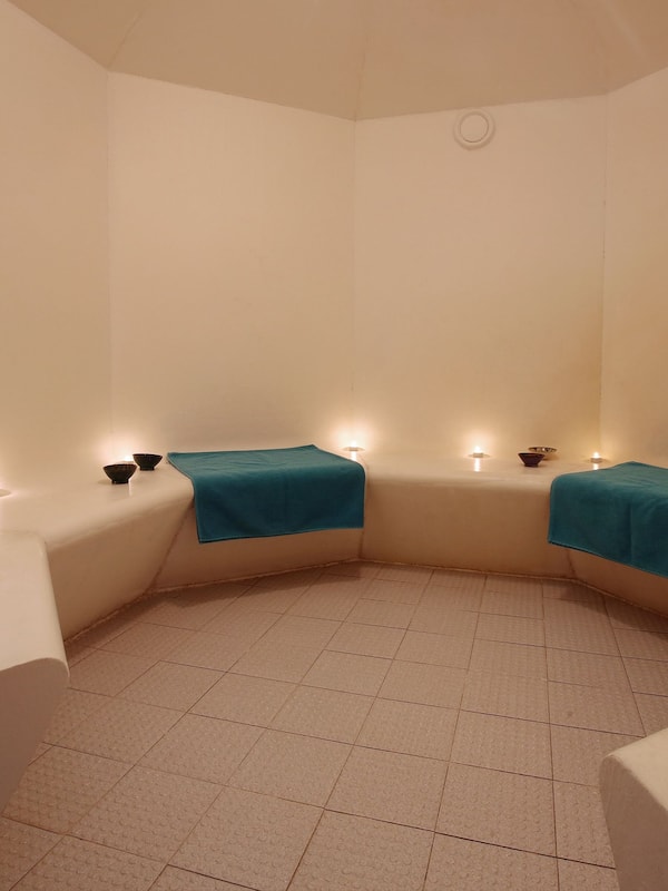 Sauna, steam room, Turkish bath/hammam, body treatments, aromatherapy