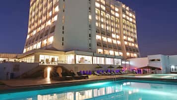 3 outdoor pools, pool umbrellas, pool loungers