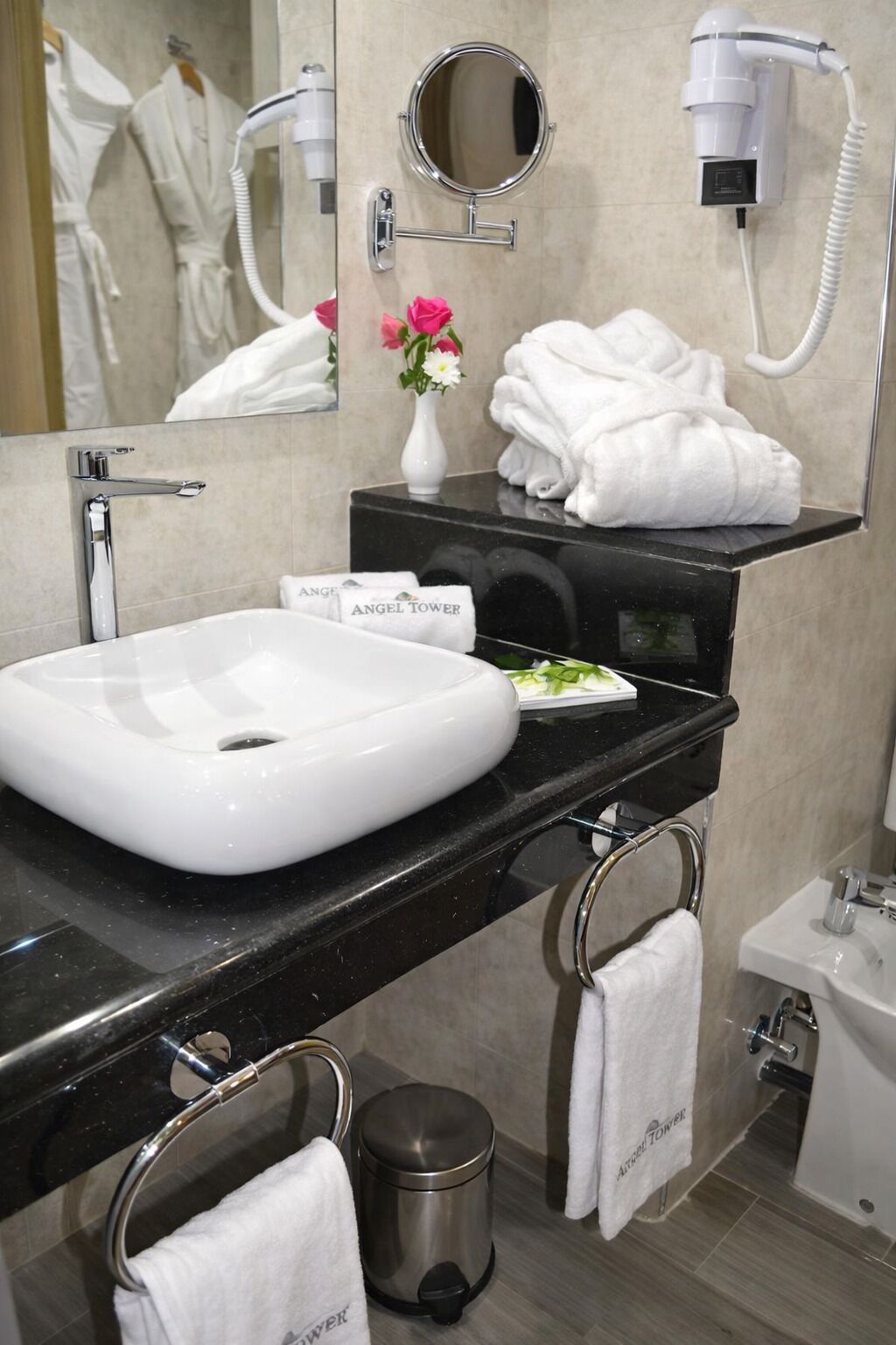 Đồ dùng nhà tắm miễn phí, máy sấy tóc, khăn tắm 