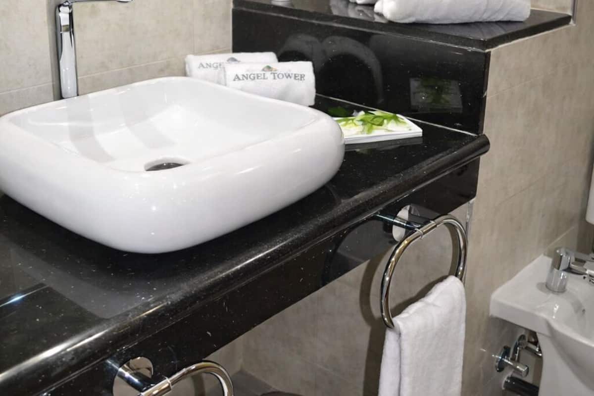 Đồ dùng nhà tắm miễn phí, máy sấy tóc, khăn tắm