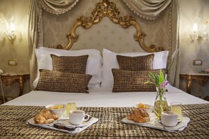 Quarto casal superior | Frigobar, cofres nos quartos, escrivaninha, Wi-Fi de cortesia