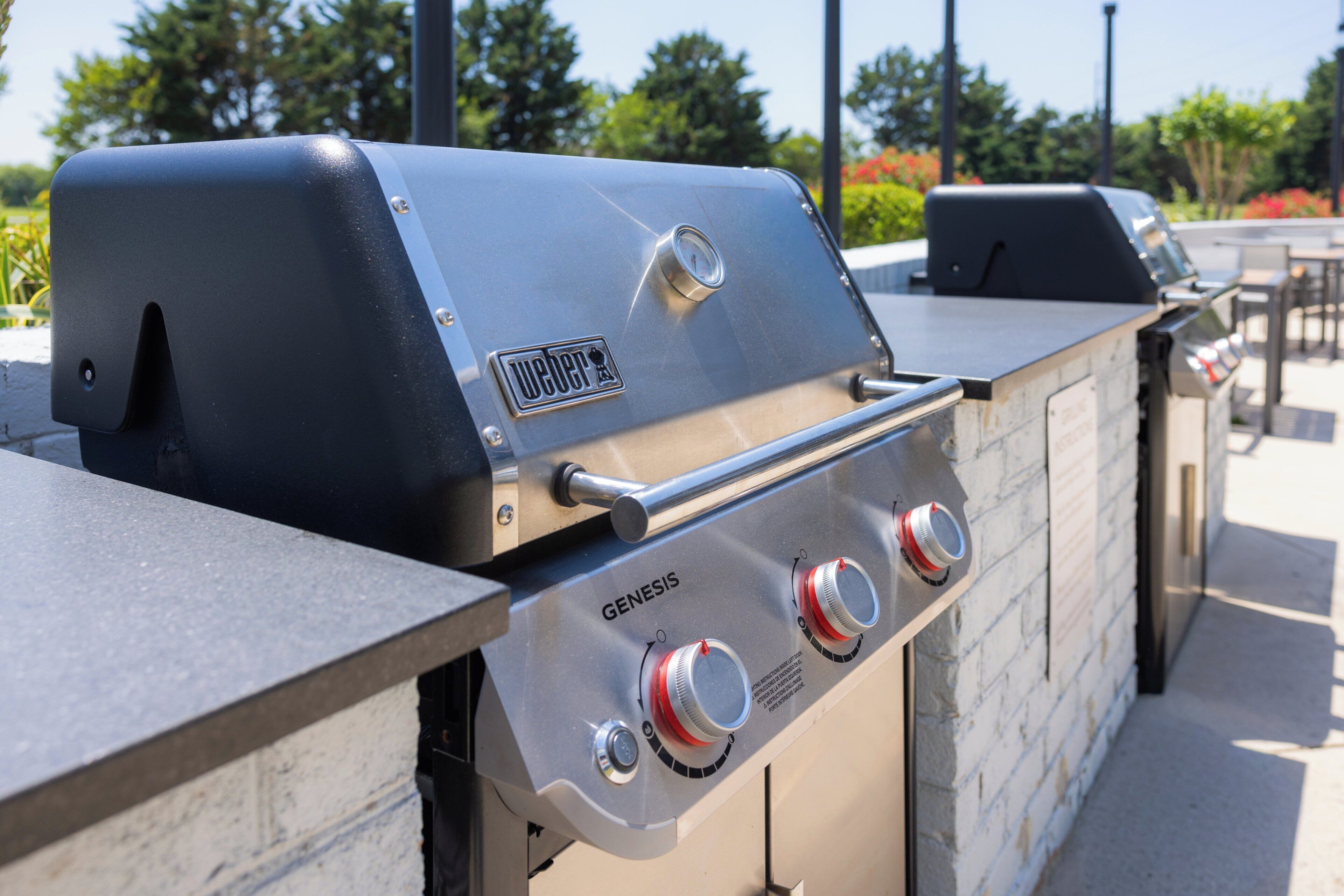 Ein Edelstahl-Grill für den Außenbereich mit digitalem Display und drei Drehreglern.