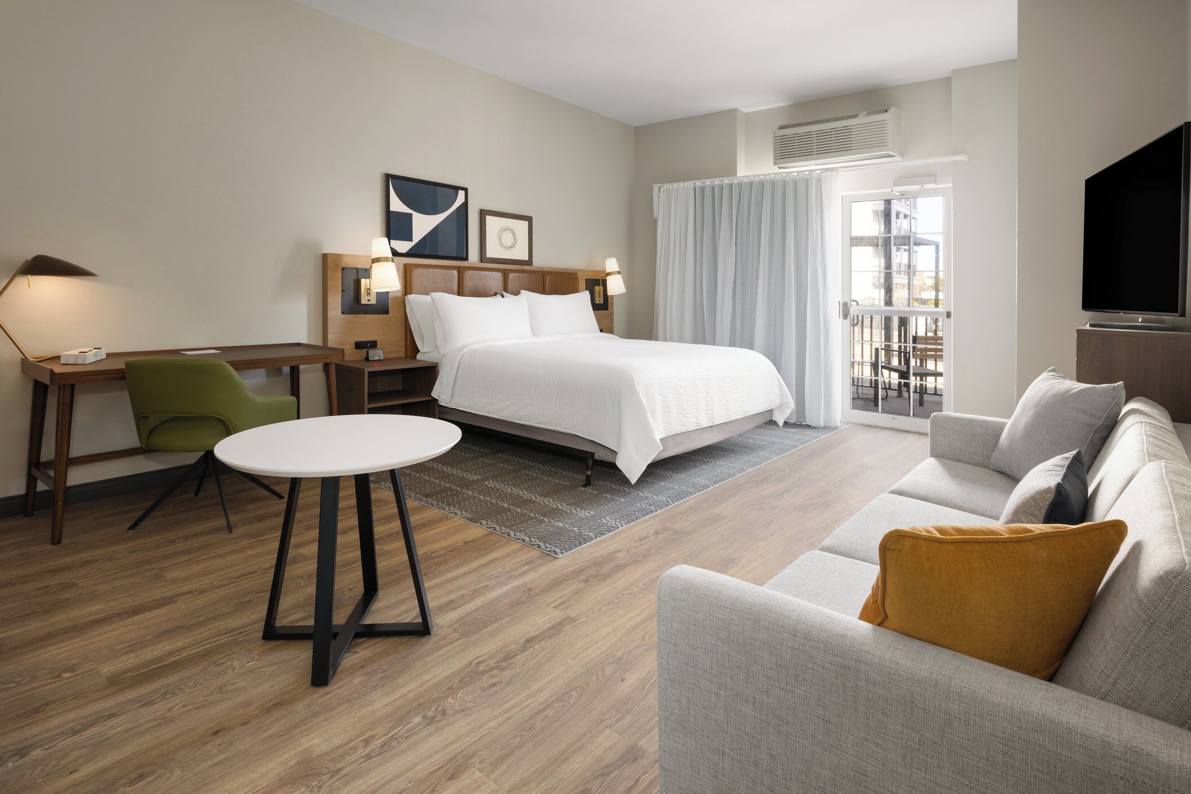 开间套房, 1 张特大床, 厨房 | 熨斗/熨衣板、免费 WiFi、床单、闹钟