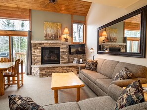 Habitación | Sala de estar | Televisión de pantalla plana, tenis de mesa, libros y videoteca 