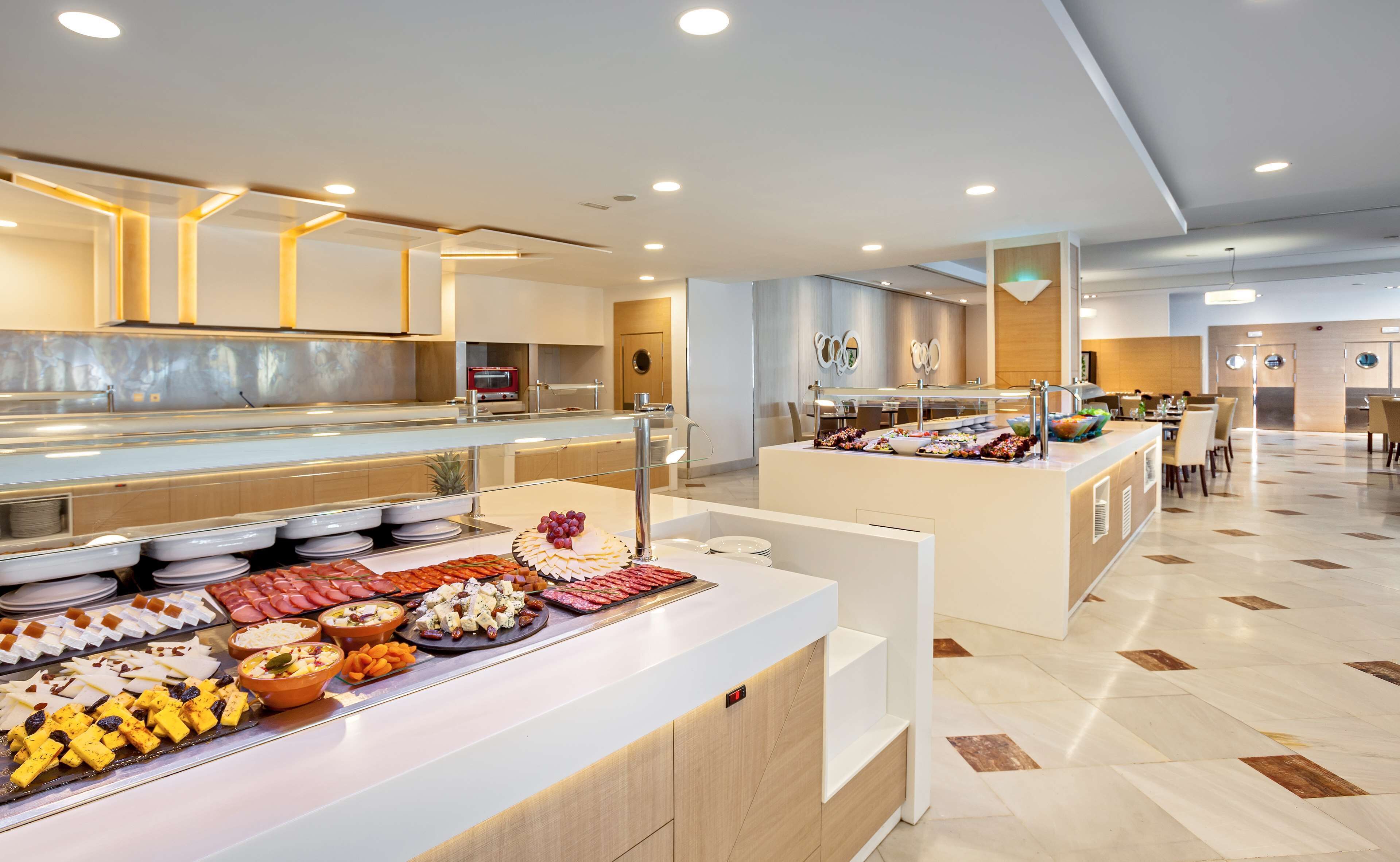 Un buffet proposant une variété de plats, un espace pour s’asseoir et un décor intérieur moderne.