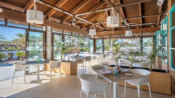 供應早餐、午餐和晚餐,國際料理