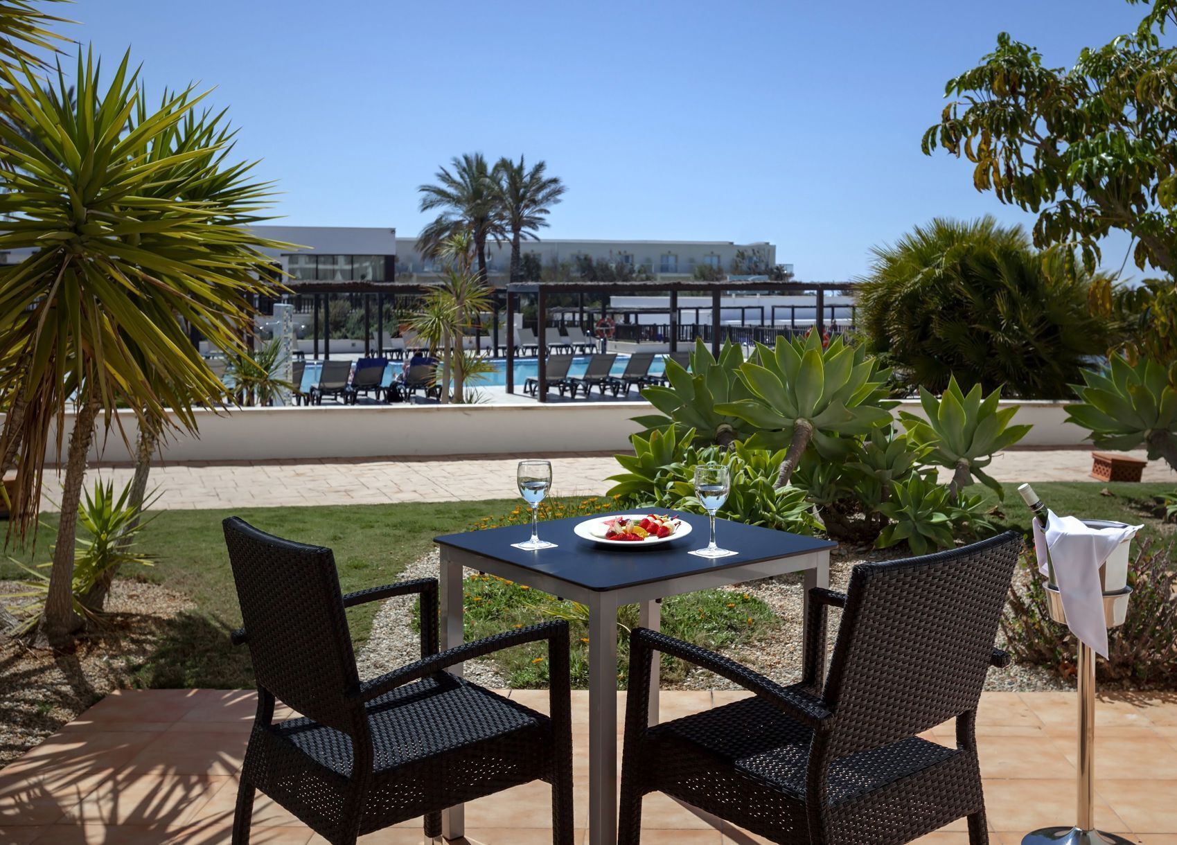 Outdoor dining | Breakfast, lunch and dinner served
