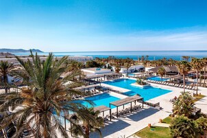 室外游泳池，日光浴躺椅