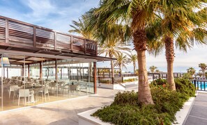 供應早餐、午餐、晚餐；多國菜