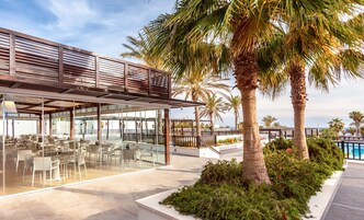 供应早餐、午餐和晚餐，国际美食