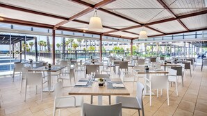朝食、ランチ、ディナーに営業
