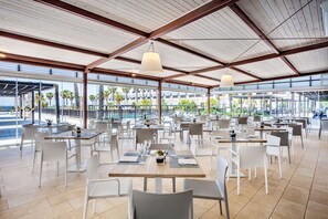 供應早餐、午餐、晚餐；多國菜