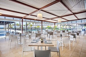 供应早餐、午餐和晚餐，国际美食