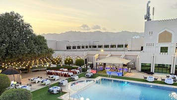 Hồ bơi ngoài trời, ghế dài tắm nắng