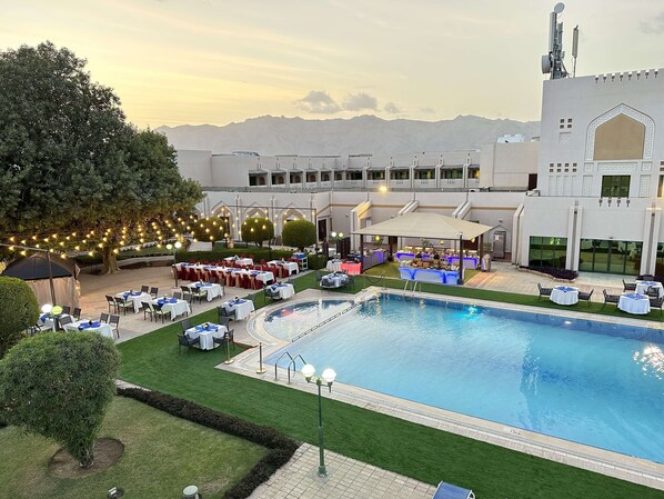 Outdoor pool, pool loungers