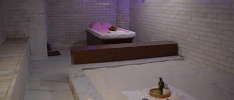 Türkisches Bad/Hamam, Körperbehandlungen, Warmsteinmassagen