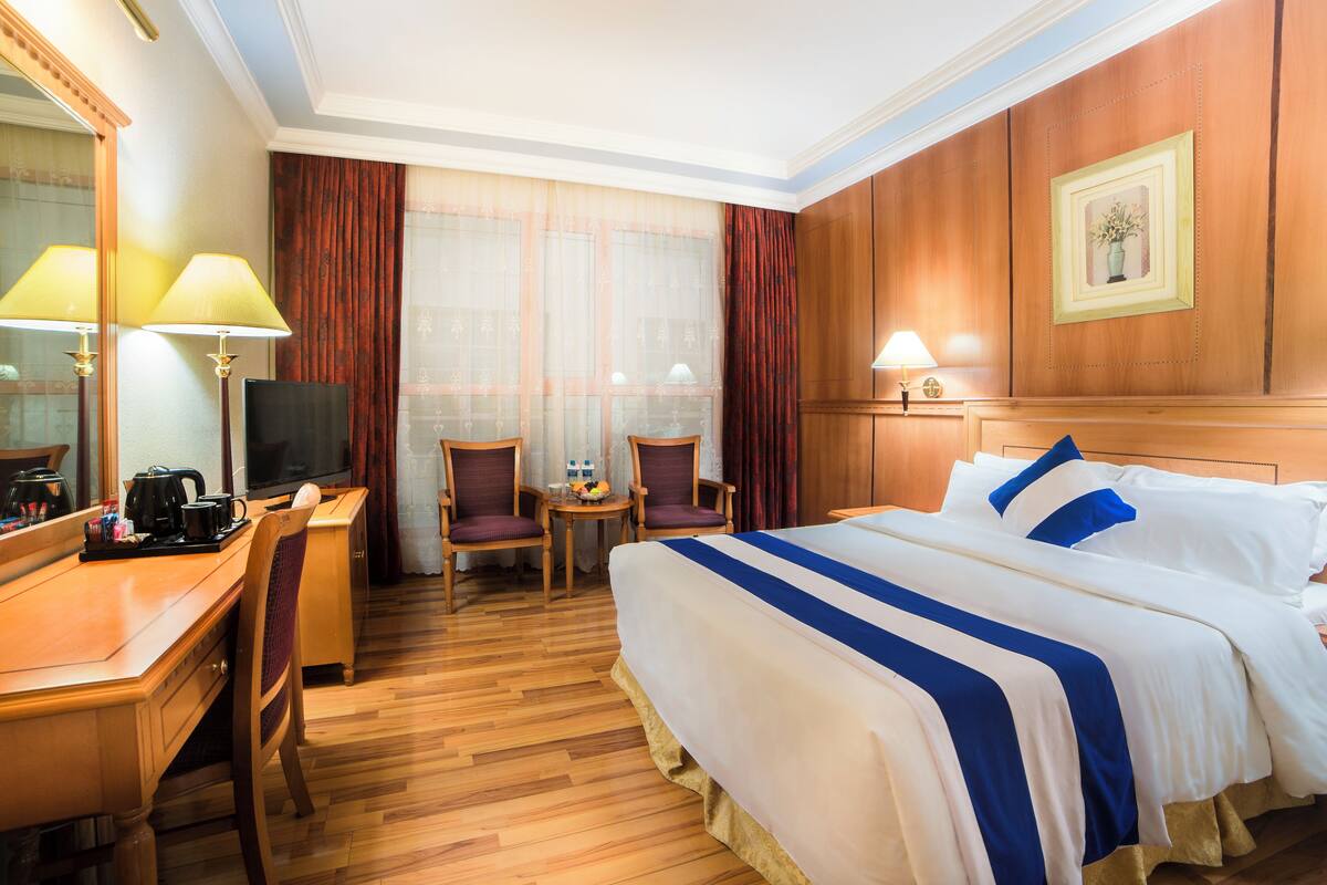 Deluxe eenpersoonskamer, 1 queensize bed | 10 slaapkamers, donsdekens, een minibar, een kluis op de kamer