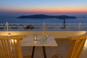 Premiere Suite Outdoor Hot Tub Caldera View | Utsikt mot strand/hav
