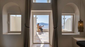 Prestige Suite Outdoor Hot Tub Caldera View | 高級寢具、迷你吧、客房內保險箱、遮光布/窗簾