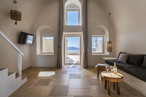 Prestige Suite Outdoor Hot Tub Caldera View | Premium bedding, minibar, in-room safe, blackout drapes