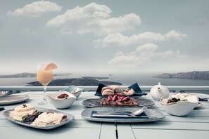 Deluxe Apartment, Sea View (Caldera View) | Sengetøy av topp kvalitet, minibar, safe på rommet og blendingsgardiner